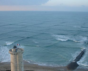 Square Waves On The Water Surface Of The Ocean Are Dangerous